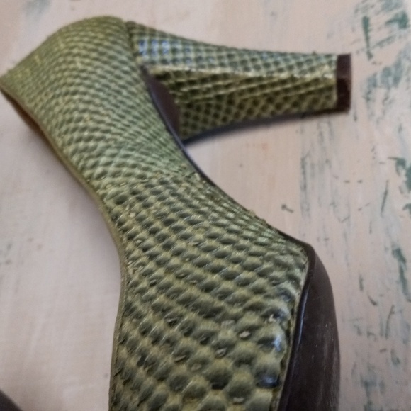 VINCE CAMUTO  GREEN, LEATHER, SNAKE SKIN PRINT, BRAIDED BOW-TIE HEELS - Picture 10 of 16